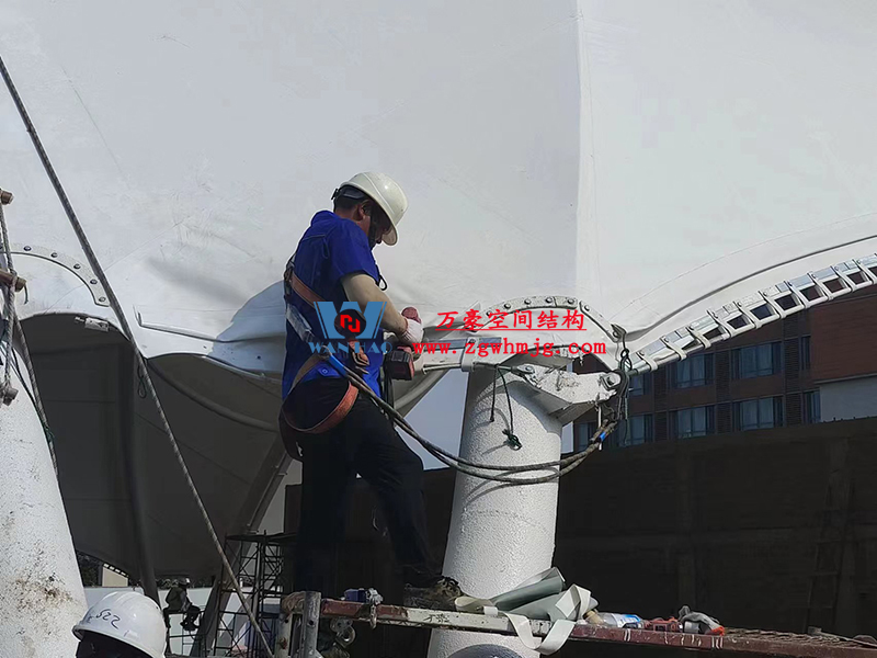 寧波諾丁漢大學(xué)室外運(yùn)動場地改擴(kuò)建項(xiàng)目膜結(jié)構(gòu)工程膜結(jié)構(gòu)安裝中