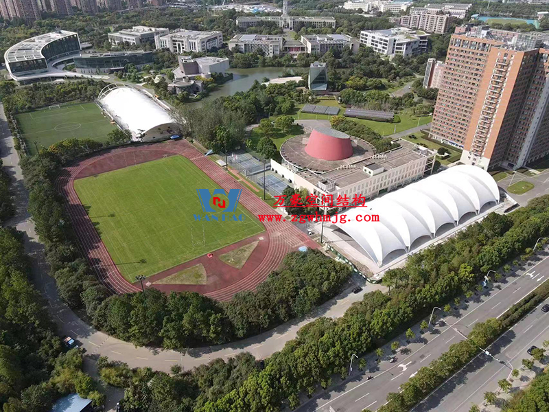 寧波諾丁漢大學(xué)室外運(yùn)動場地改擴(kuò)建項(xiàng)目膜結(jié)構(gòu)工程接近尾聲