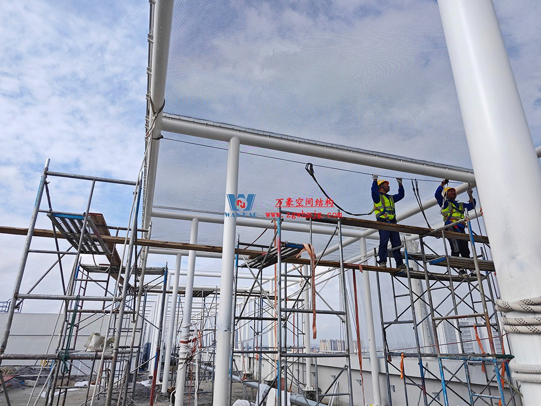 聚焦工程高質(zhì)量建設(shè)，這個網(wǎng)格織物幕墻正在施工安裝中