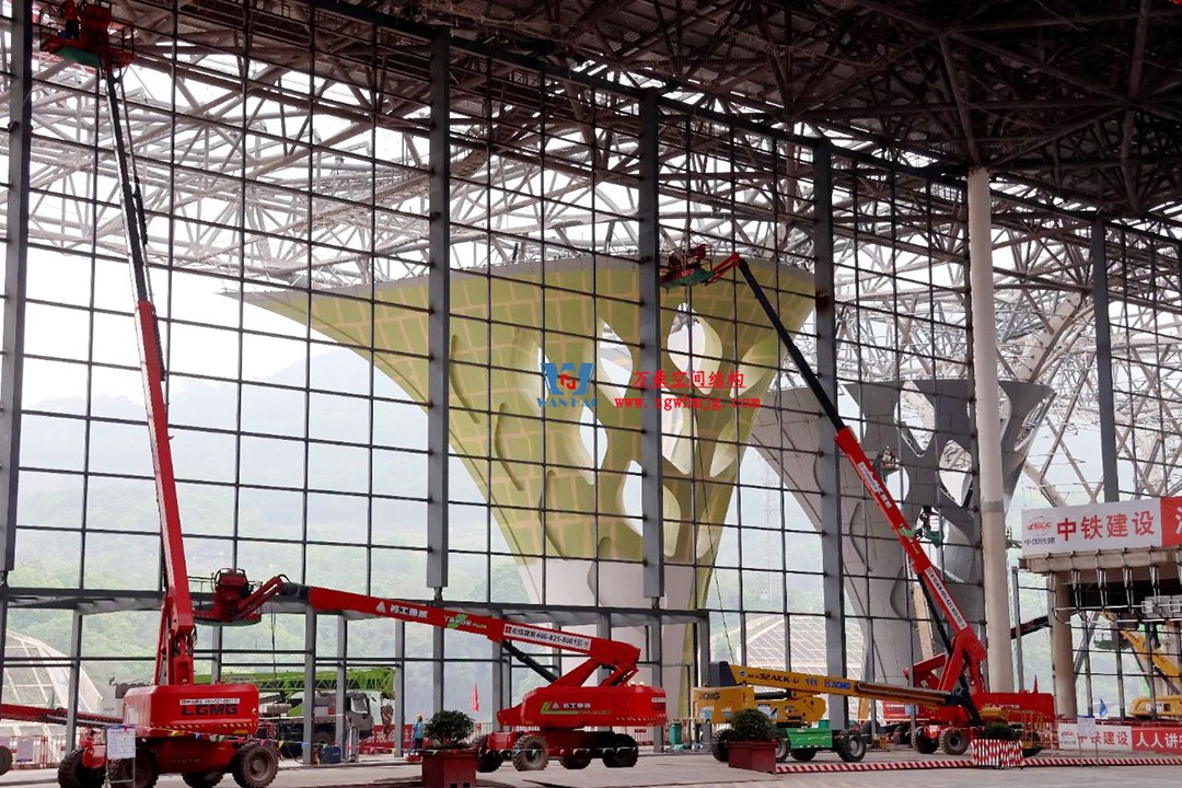 提檔提速,ETFE氣枕膜結(jié)構(gòu)天窗正在火熱施工安裝中 提檔提速,ETFE氣枕膜結(jié)構(gòu)天窗正在火熱施工安裝中