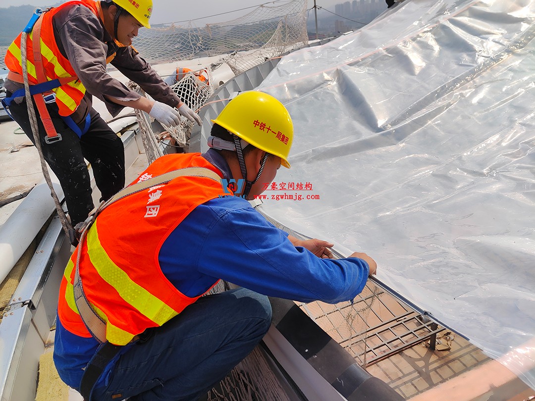 提檔提速,ETFE氣枕膜結(jié)構(gòu)天窗正在火熱施工安裝中 提檔提速,ETFE氣枕膜結(jié)構(gòu)天窗正在火熱施工安裝中