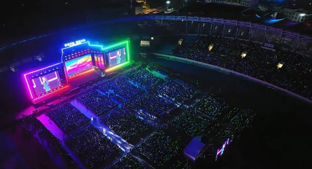 平陽(yáng)體育中心群星演唱會(huì)!超萬(wàn)人圍觀,現(xiàn)場(chǎng)火爆High唱! 平陽(yáng)體育中心群星演唱會(huì)!超萬(wàn)人圍觀,現(xiàn)場(chǎng)火爆High唱!