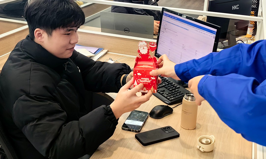 關(guān)愛(ài)員工,愛(ài)在萬(wàn)豪|暖心平安夜,傳遞“蘋(píng)”安幸福 關(guān)愛(ài)員工,愛(ài)在萬(wàn)豪|暖心平安夜,傳遞“蘋(píng)”安幸福