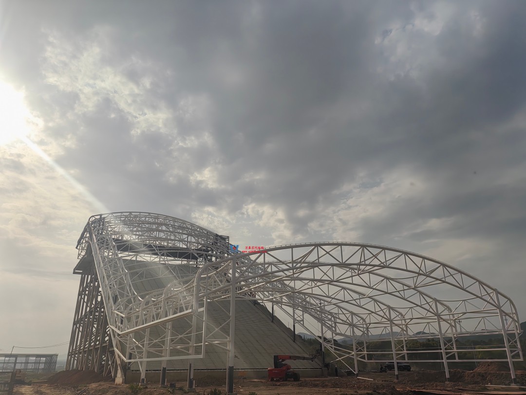 馭風(fēng)逐沙，織就賽道美學(xué)——比亞迪紹興嵊州賽車場干拔沙坡觀景平臺鋼膜結(jié)構(gòu)