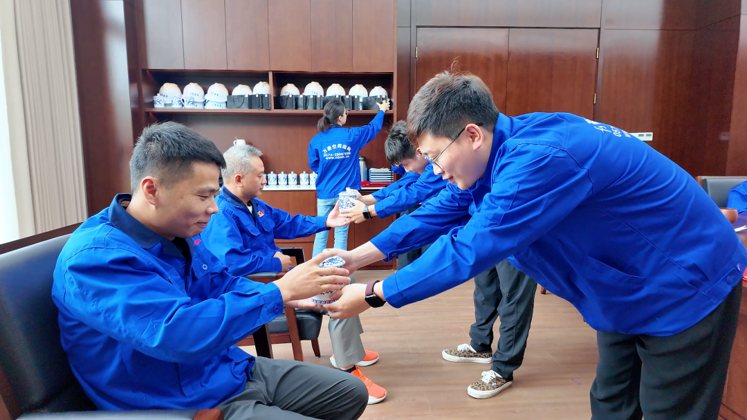 浙江萬豪空間結(jié)構(gòu)集團(tuán)有限公司隆重舉行“匠心傳承·共筑未來”師徒大會(huì)! 浙江萬豪空間結(jié)構(gòu)集團(tuán)有限公司隆重舉行“匠心傳承·共筑未來”師徒大會(huì)!