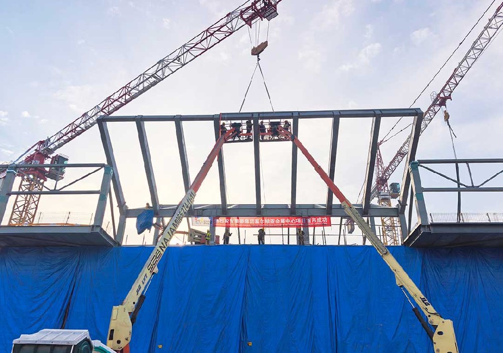 萬(wàn)豪集團(tuán)-塞爾維亞國(guó)家展覽館項(xiàng)目二次鋼構(gòu)首吊圓滿成功