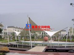 膜結(jié)構(gòu)遮陽棚有哪些特點？哪些場所可以使用膜結(jié)構(gòu)遮陽蓬？