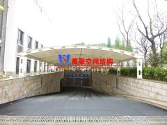 地下車庫(kù)雨棚什么材料好？膜結(jié)構(gòu)為什么是地下車庫(kù)雨棚材料的優(yōu)先選擇？
