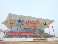 什么是膜結(jié)構(gòu)體育看臺？膜結(jié)構(gòu)體育看臺性能特點及應(yīng)用領(lǐng)域是什么？