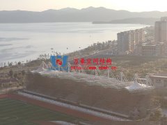 汕尾市體育中心（一期）工程田徑場(chǎng)膜結(jié)構(gòu)項(xiàng)目膜結(jié)構(gòu)安裝中